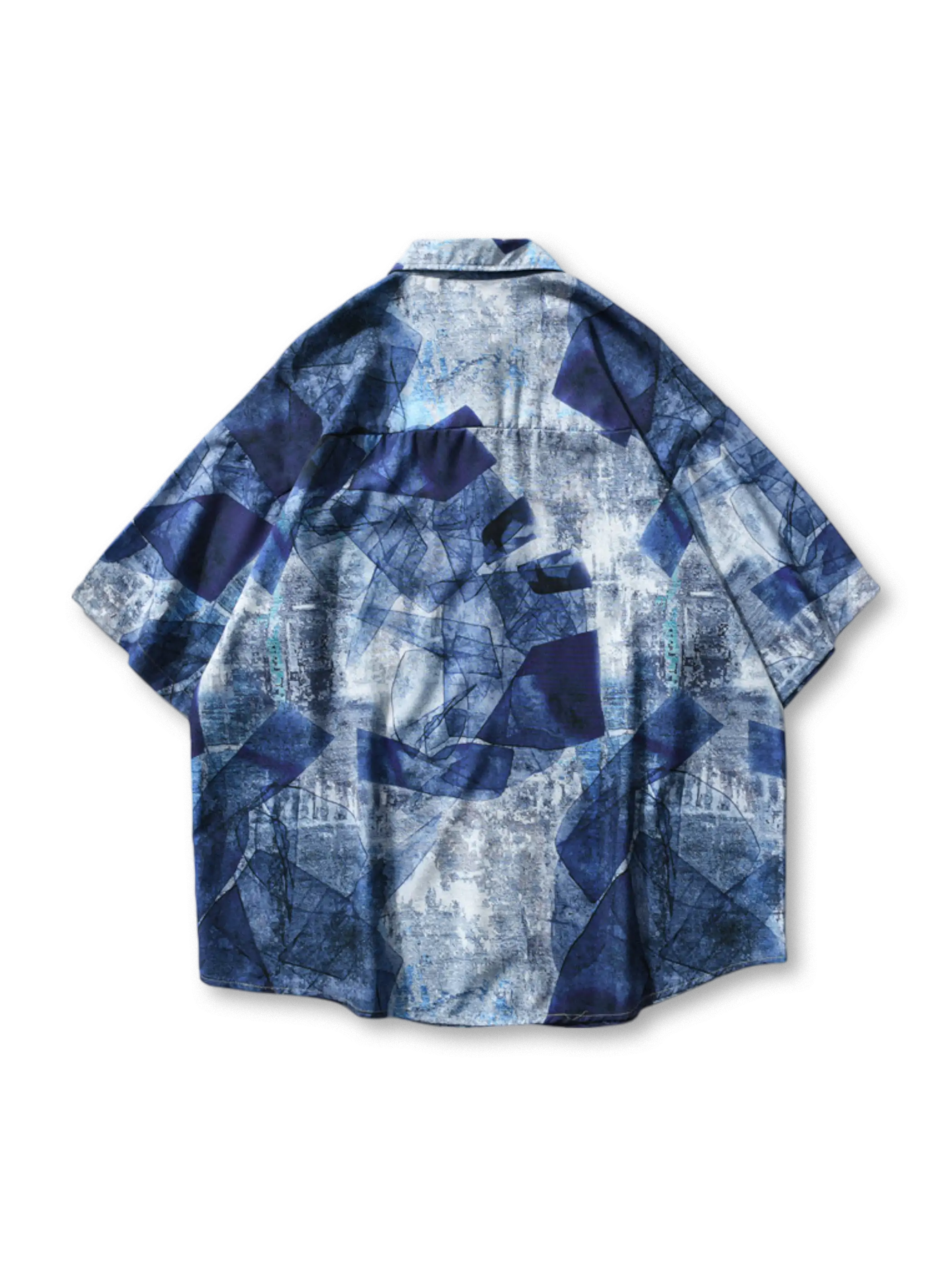 アートのようなインディゴプリントと開襟シルエットが映えるシャツの全身ビュー。