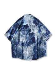 アートのようなインディゴプリントと開襟シルエットが映えるシャツの全身ビュー。