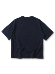 インディゴ刺し子サークルTシャツの全身ビュー、手縫いの円形刺し子ステッチを強調。