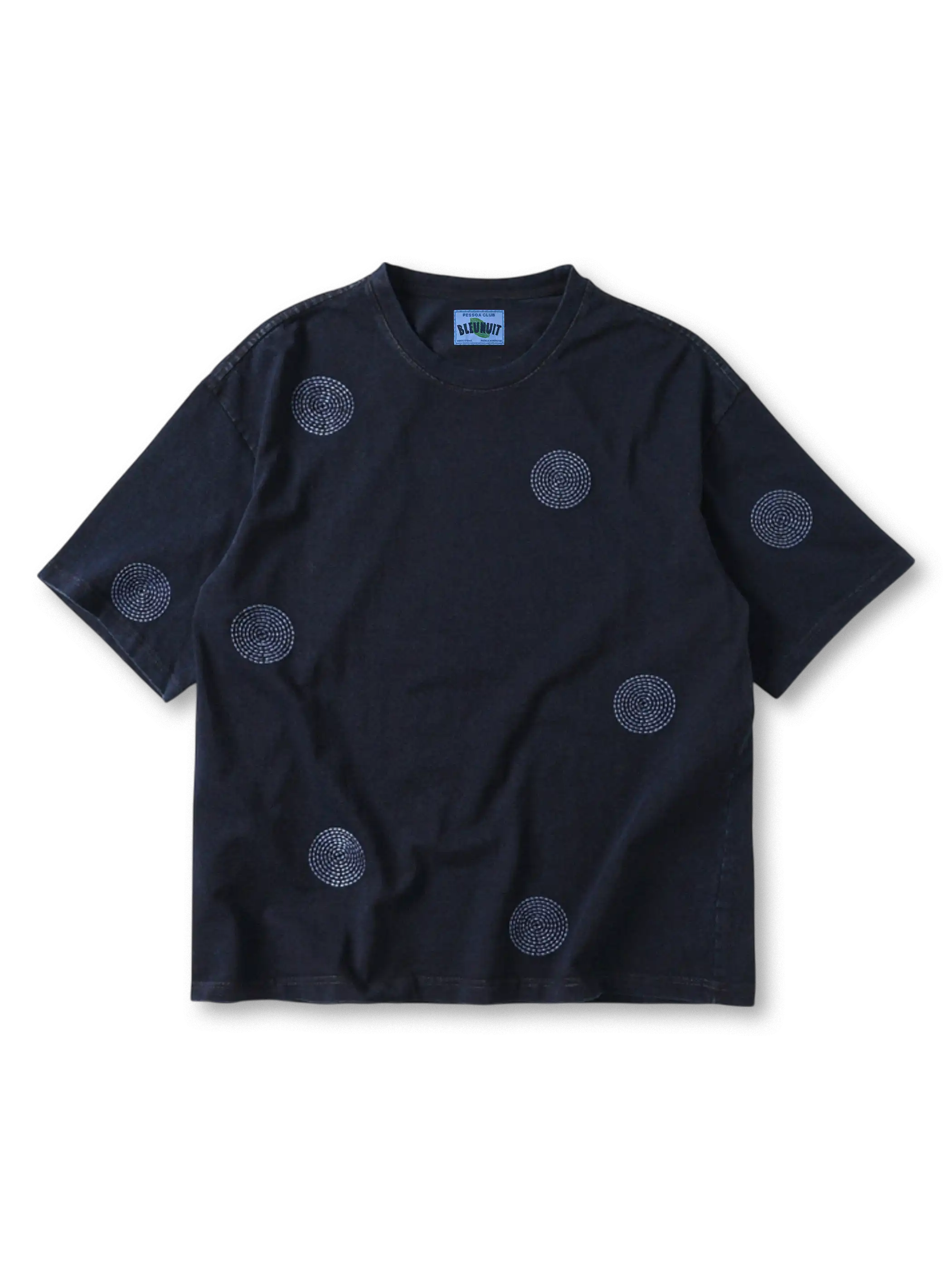 サークル刺し子と藍染のユーズド感が映えるTシャツ