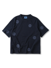 サークル刺し子と藍染のユーズド感が映えるTシャツ