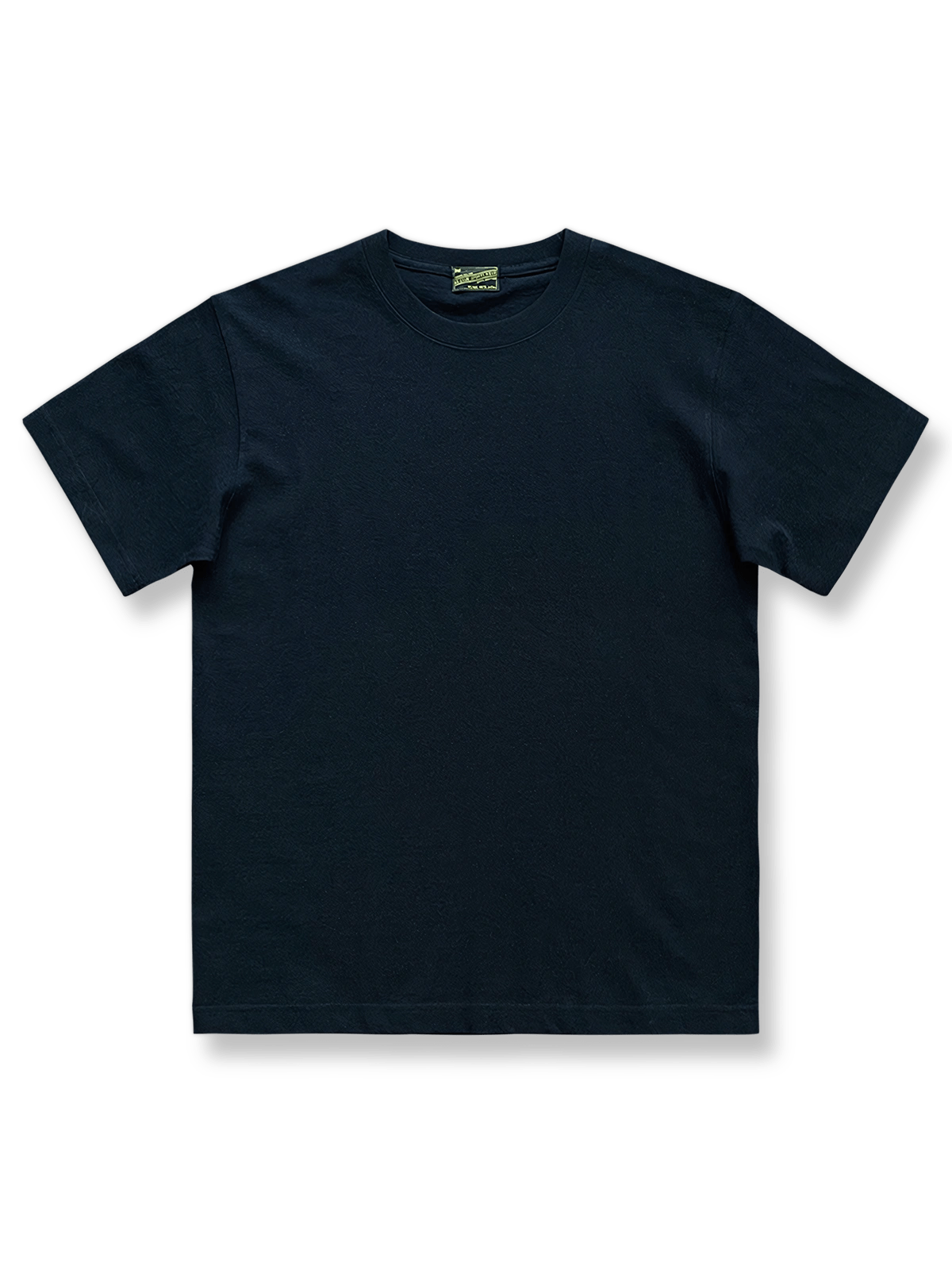 Indigo Tee 深藍染めヘビーウェイトピュアコットン筒織短袖の全体像を展示し、そのクラシックな魅力とディテールが強調されています。