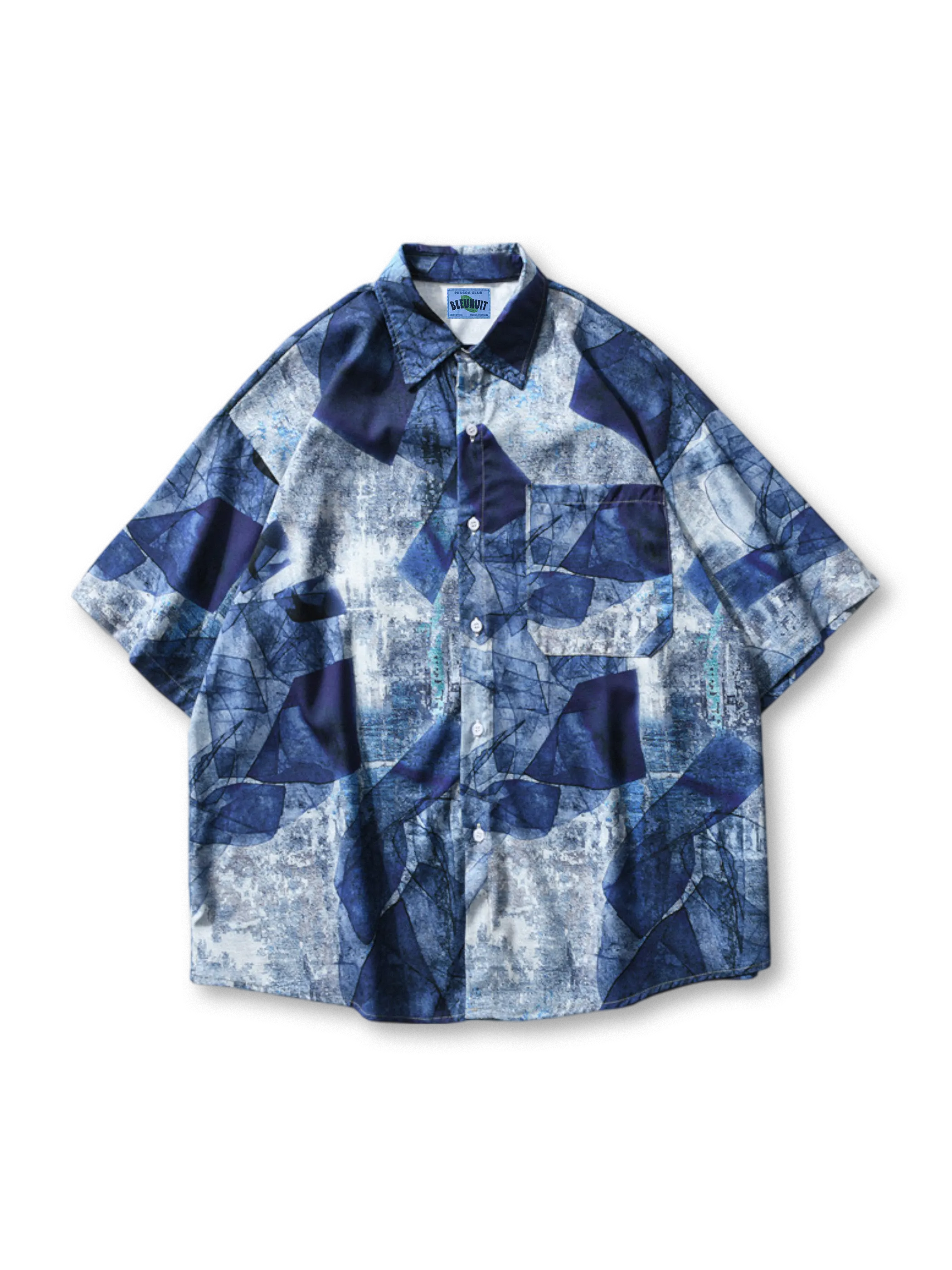 抽象的なインディゴパターンを全面プリントしたオープンカラーシャツ