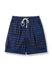 インディゴ染めと非対称チェックパッチワークが特徴の多ポケットショーツ