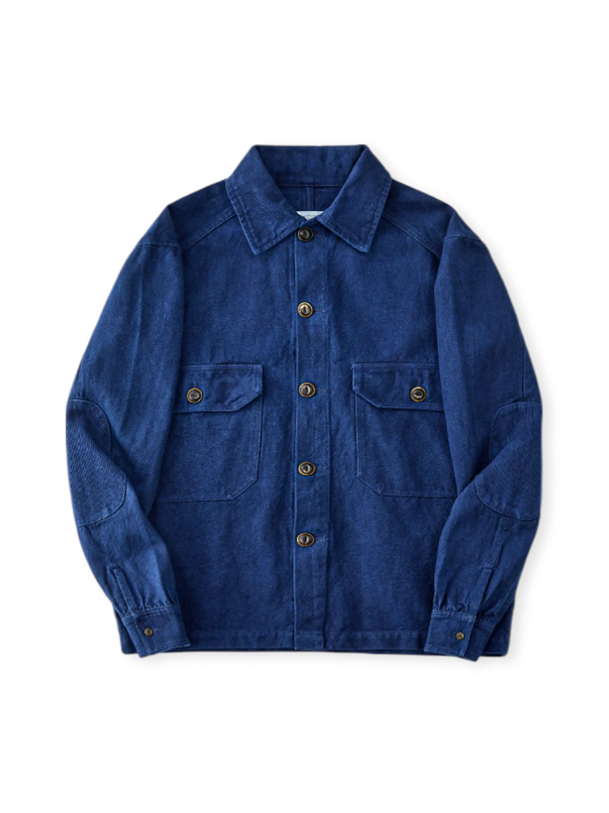 手染めインディゴ仕上げのコットンリネンキャンバスワークシャツジャケット。翻領、多機能ポケット、ルーズシルエットが特徴。