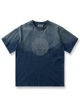 インディゴ染のグラデーションと刺し子アートが施されたコットンTシャツ