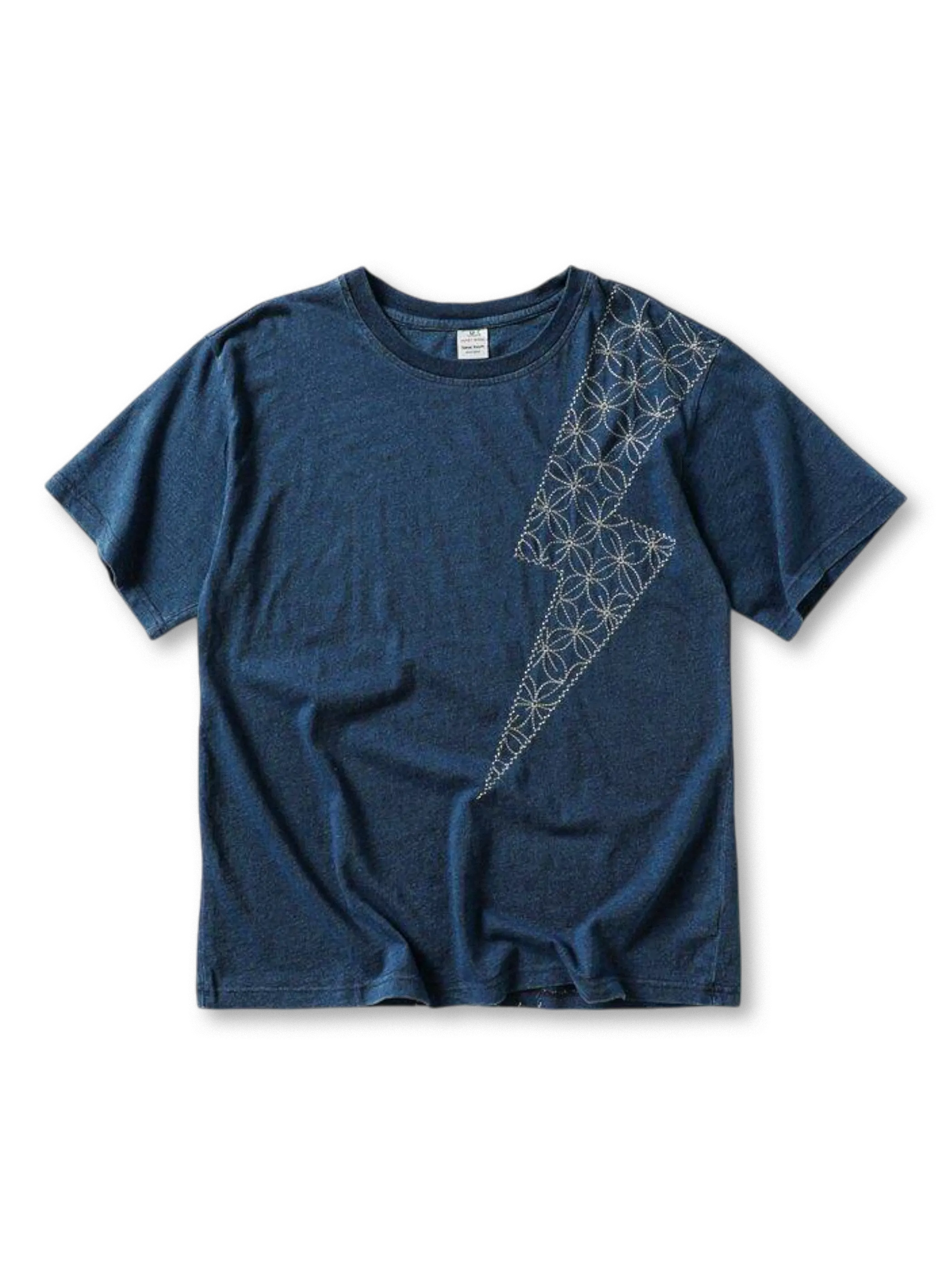 藍染めと稲妻刺繍が特徴のショートスリーブTシャツ