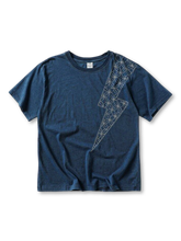 藍染めと稲妻刺繍が特徴のショートスリーブTシャツ