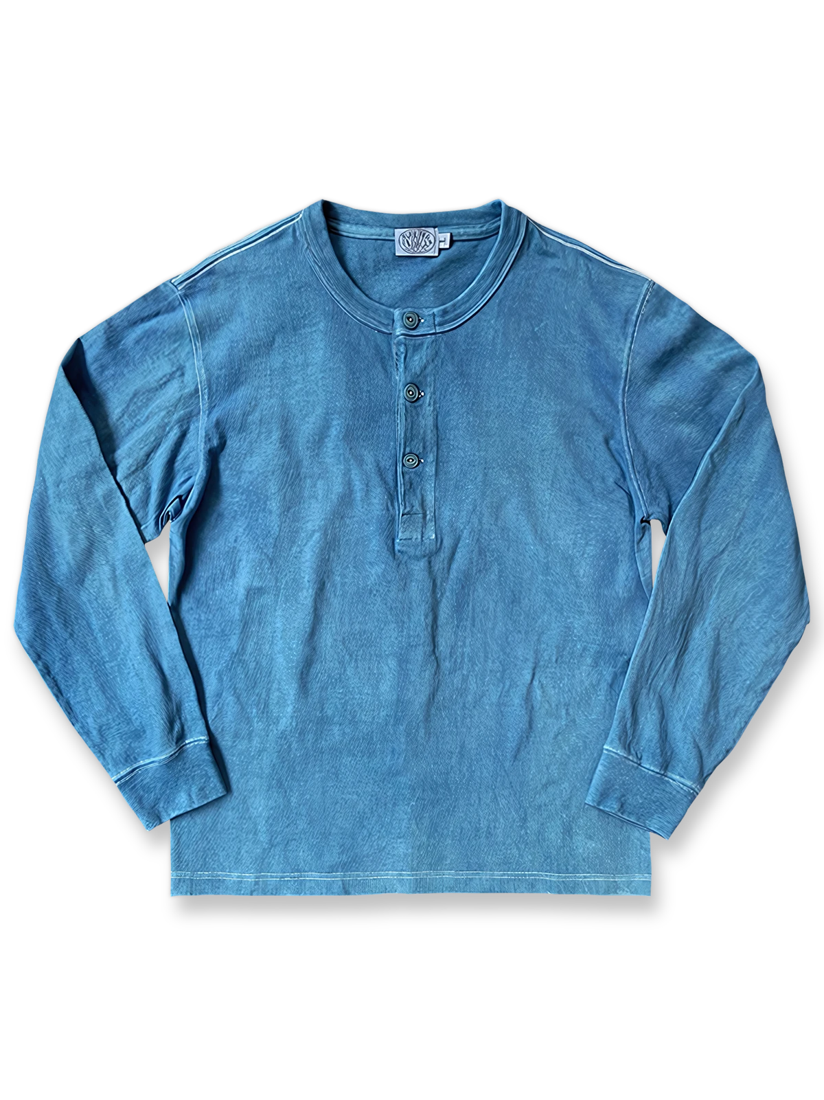 藍染めを重ねたヘンリーネック長袖Tシャツ。藍果実ボタンとゆったりシルエット、経年変化が楽しめるデザイン