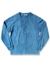 藍染めを重ねたヘンリーネック長袖Tシャツ。藍果実ボタンとゆったりシルエット、経年変化が楽しめるデザイン