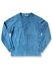藍染めを重ねたヘンリーネック長袖Tシャツ。藍果実ボタンとゆったりシルエット、経年変化が楽しめるデザイン