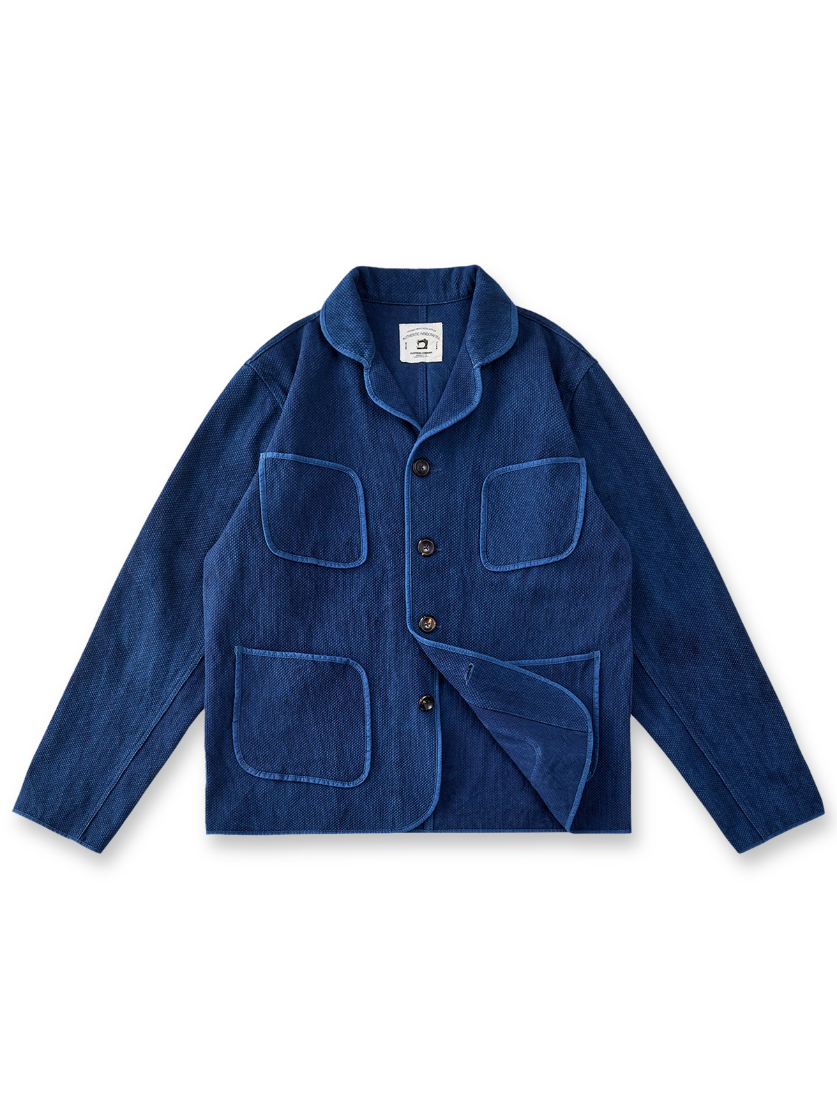 伝統的な剣道刺し子布を使用し、植物染めで深い藍色に仕上げたワークジャケット。4つポケットと水牛ボタンが特徴のヴィンテージデザイン。