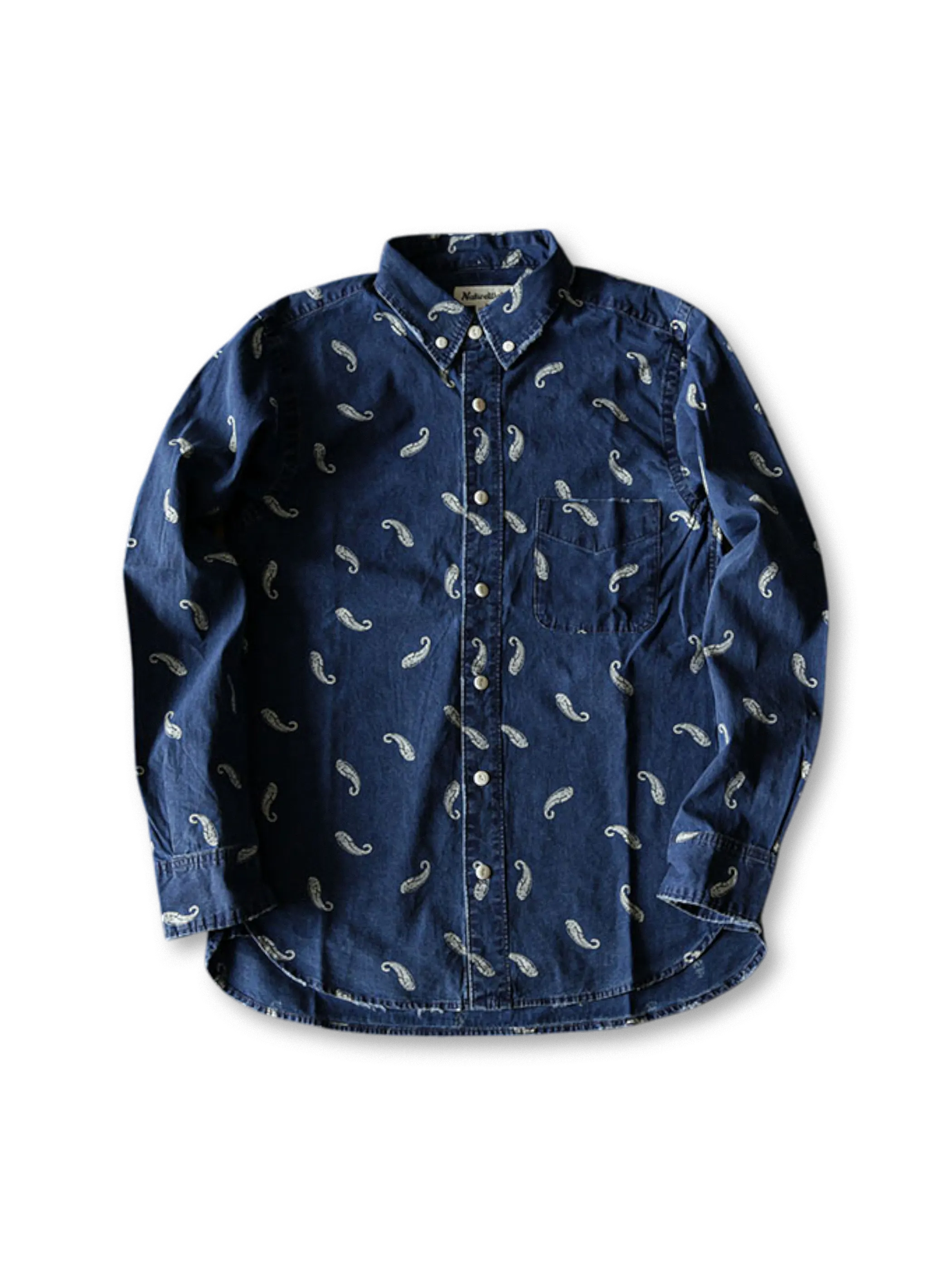 1940年代ペイズリー柄着想の純綿インディゴ製シャツ。天然果実ボタンと細かいステッチ付き。