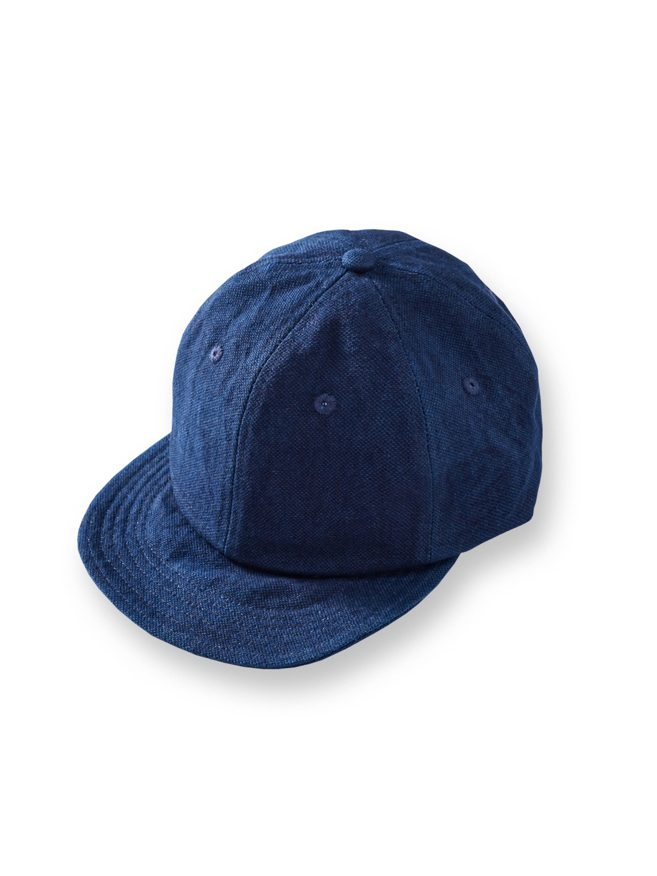 380gリネンコットン混紡生地を使用し、職人が植物藍染を施したインディゴブルーのショートブリムベースボールキャップ。サイズ調節可能で通気性に優れた快適なキャップ。