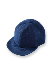 380gリネンコットン混紡生地を使用し、職人が植物藍染を施したインディゴブルーのショートブリムベースボールキャップ。サイズ調節可能で通気性に優れた快適なキャップ。