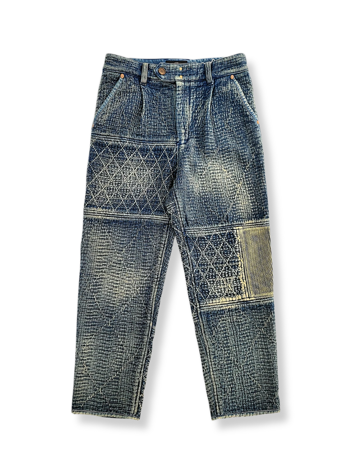 藍染刺し子パッチワークとドローストリングウエストが特徴のカジュアルパンツの全体像。