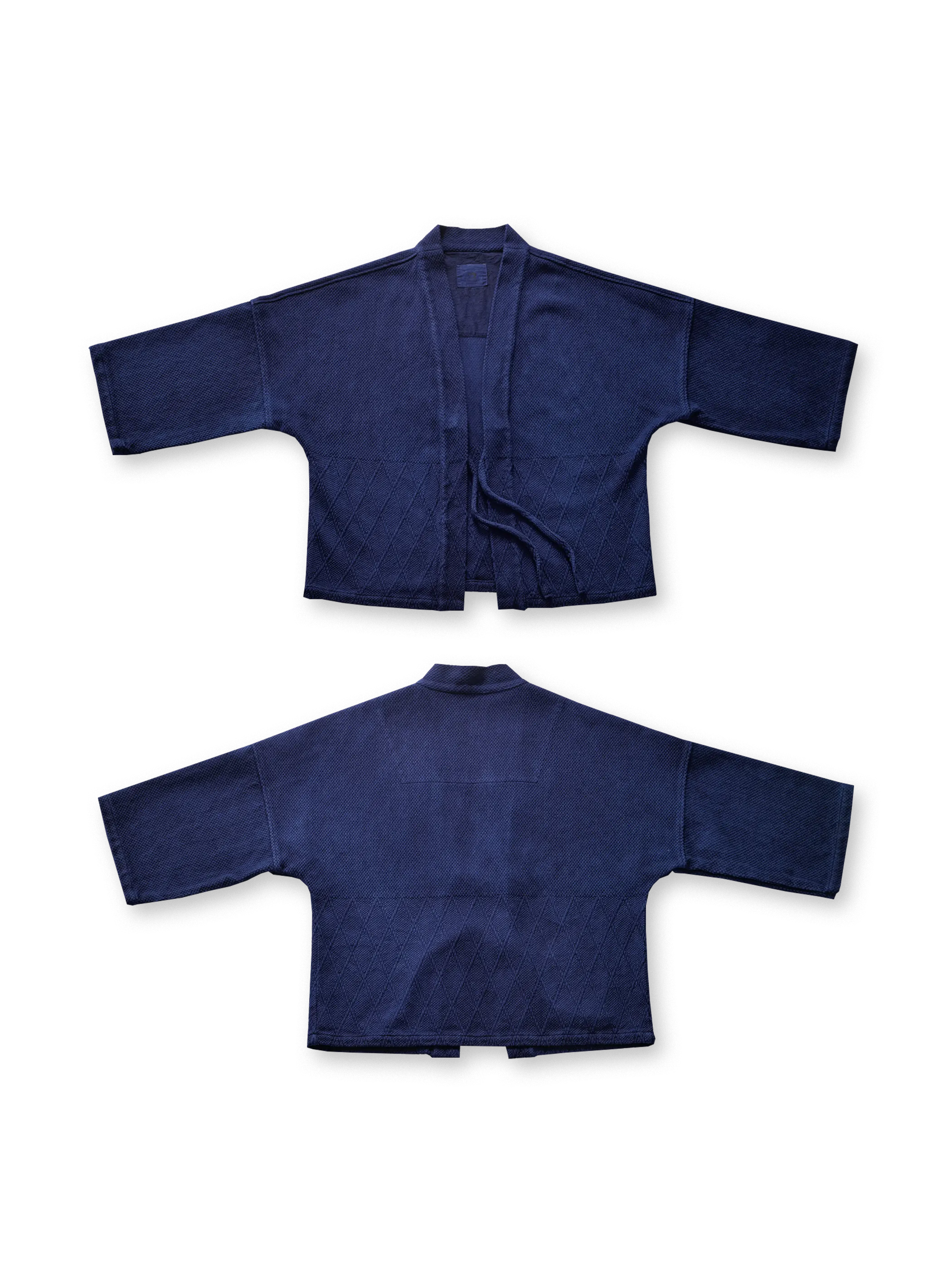 550g高密度刺し子織生地を用い、職人が手染めした深い藍色のはんてんジャケット。ワイドシルエットと伝統的な紐結びで和風のリラックスしたデザイン。