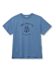 竹節糸のスラブコットン素材を使用し、藍染と水洗加工で仕上げた浅葱と紺藍の2色展開。手描き風アンカーの無手感プリントが特徴のリラックスフィットTシャツ。