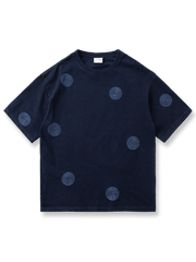 インディゴウォッシュ生地に刺し子刺繍を施したヴィンテージ風クルーネックTシャツ