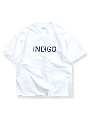 Indigohoodテーマプリントが施された半袖Tシャツの胸元が見える商品画像