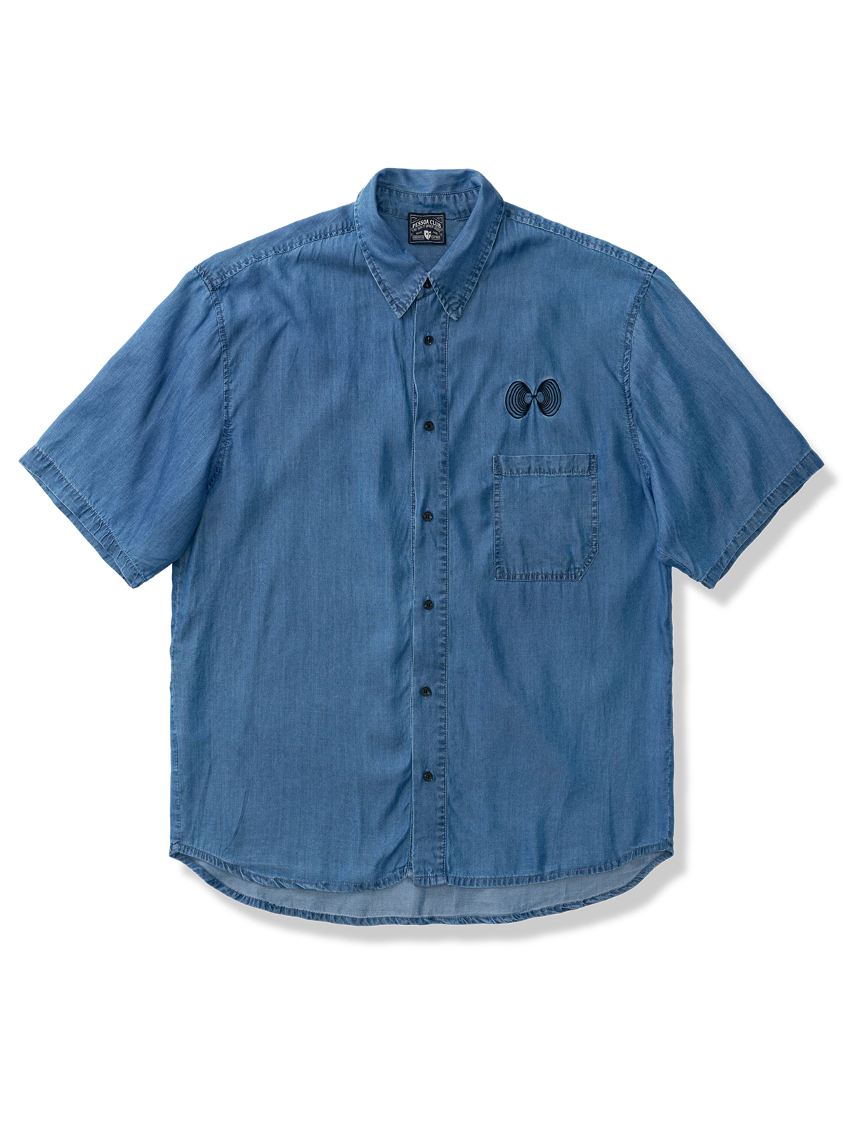 セルロース混デニムにインフィニティ刺繍をあしらった半袖シャツ。