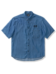 セルロース混デニムにインフィニティ刺繍をあしらった半袖シャツ。