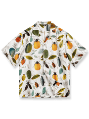 昆虫柄のトロピカルプリントとウッドボタンが特徴のレーヨン製アロハシャツ。