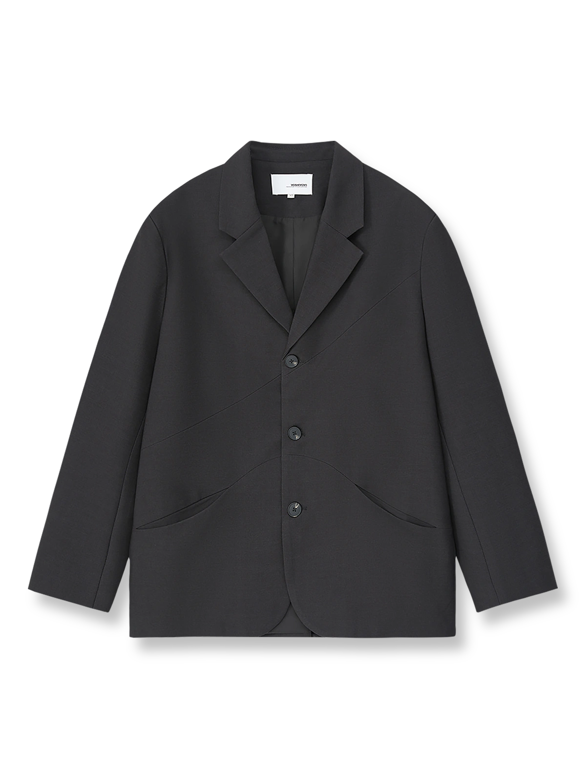 不規則なカーブラインのパネルドデザインと隠しポケットが特徴のダークグレー長袖スーツの全体像。