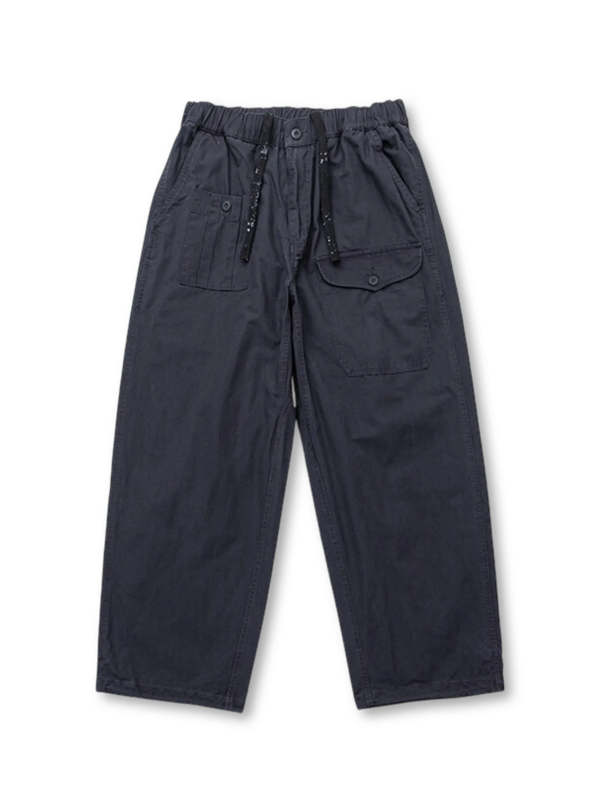 左右異形ポケットとチェック柄生地が特徴のワイドカーゴパンツ