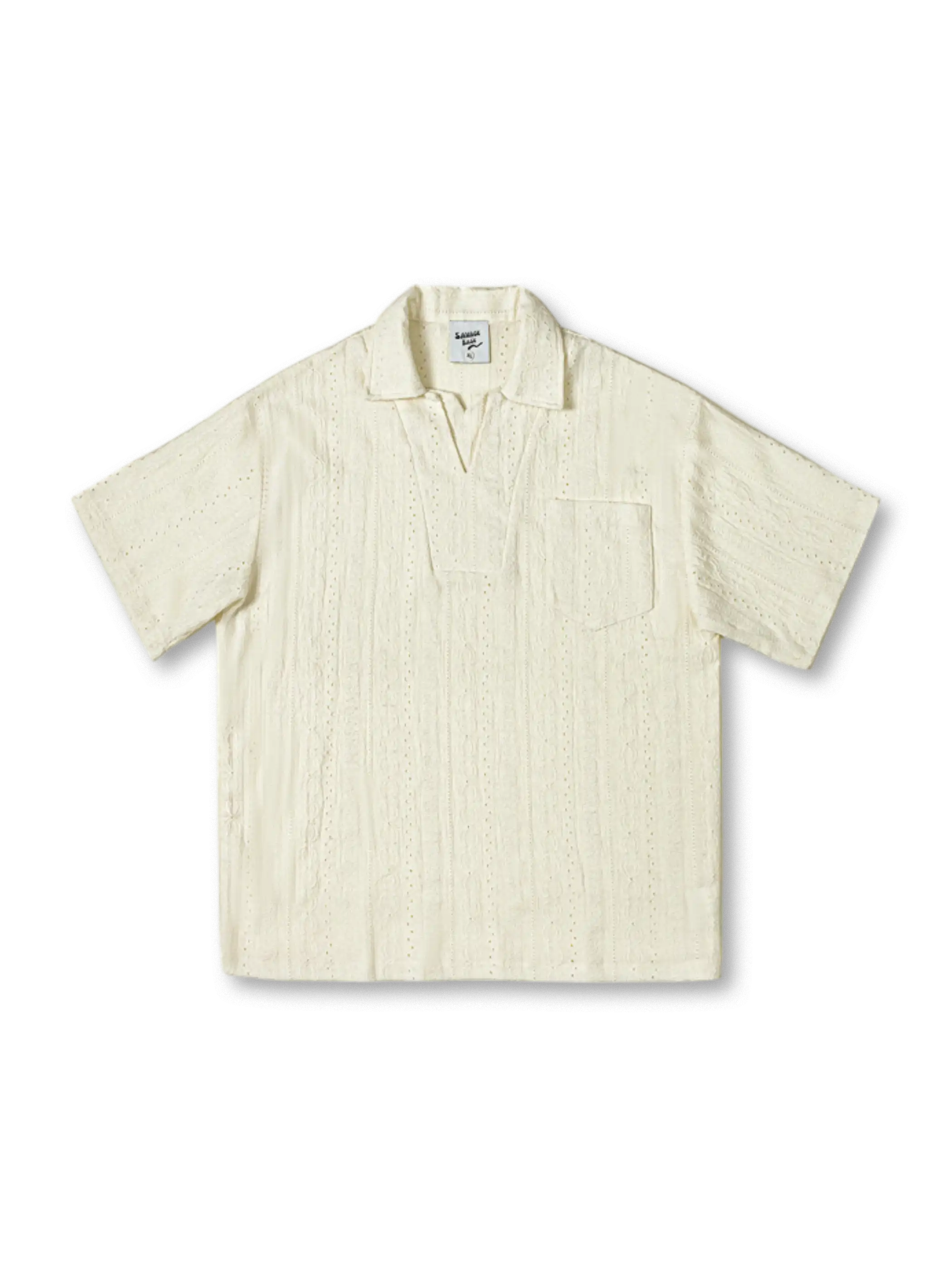 イタリアンジャカードとレース透かし柄が特徴のクラシカルポロシャツ。夏に快適な素材で実用的な胸ポケット付き