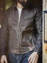 モデル着用のオイルドジャケット、ヴィンテージワークスタイルを演出