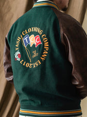 モデルがIVY常青藤ジャケットを着用し、ヴィンテージアカデミックスタイルとクラシックな魅力を表現。