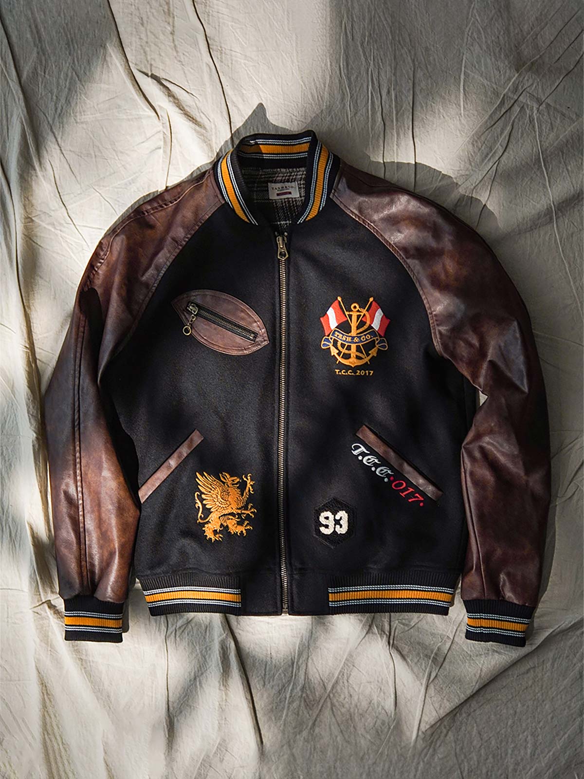 IVY常青藤ウールベースボールジャケットの正面。刺繍とヴィンテージデザインを強調。