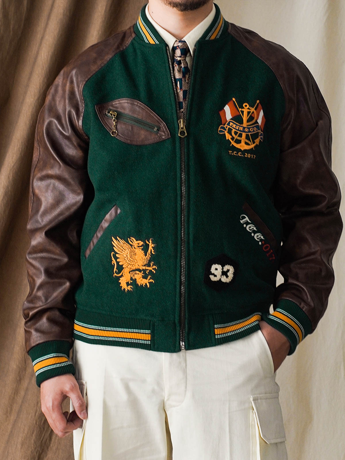 モデルがIVY常青藤ジャケットを着用し、ヴィンテージアカデミックスタイルとクラシックな魅力を表現。