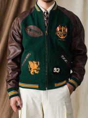 モデルがIVY常青藤ジャケットを着用し、ヴィンテージアカデミックスタイルとクラシックな魅力を表現。