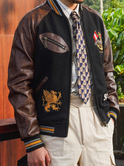 モデルがIVY常青藤ジャケットを着用し、ヴィンテージアカデミックスタイルとクラシックな魅力を表現。