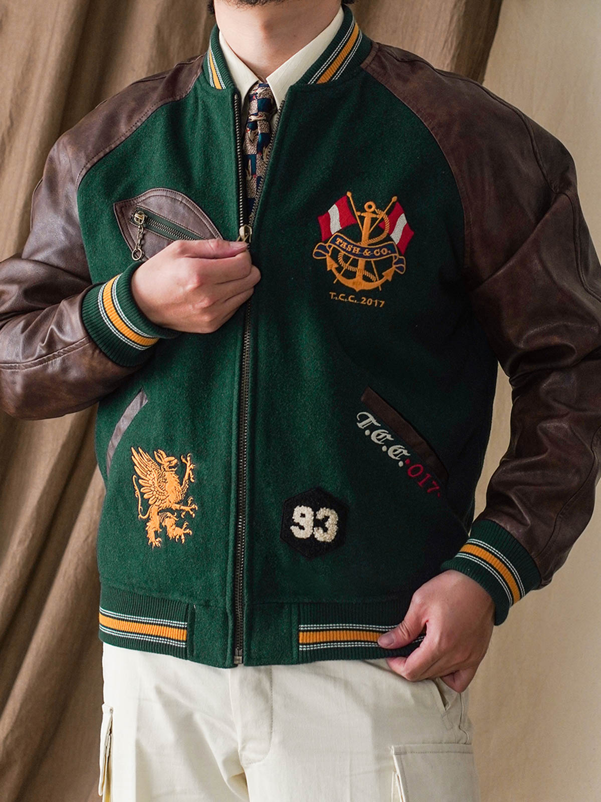 モデルがIVY常青藤ジャケットを着用し、ヴィンテージアカデミックスタイルとクラシックな魅力を表現。