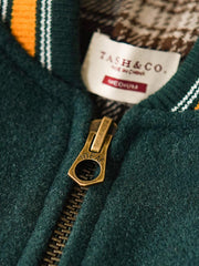 ジャケットのディテール。IDEAL社製銅製ジッパーとレザーの袖を示す。