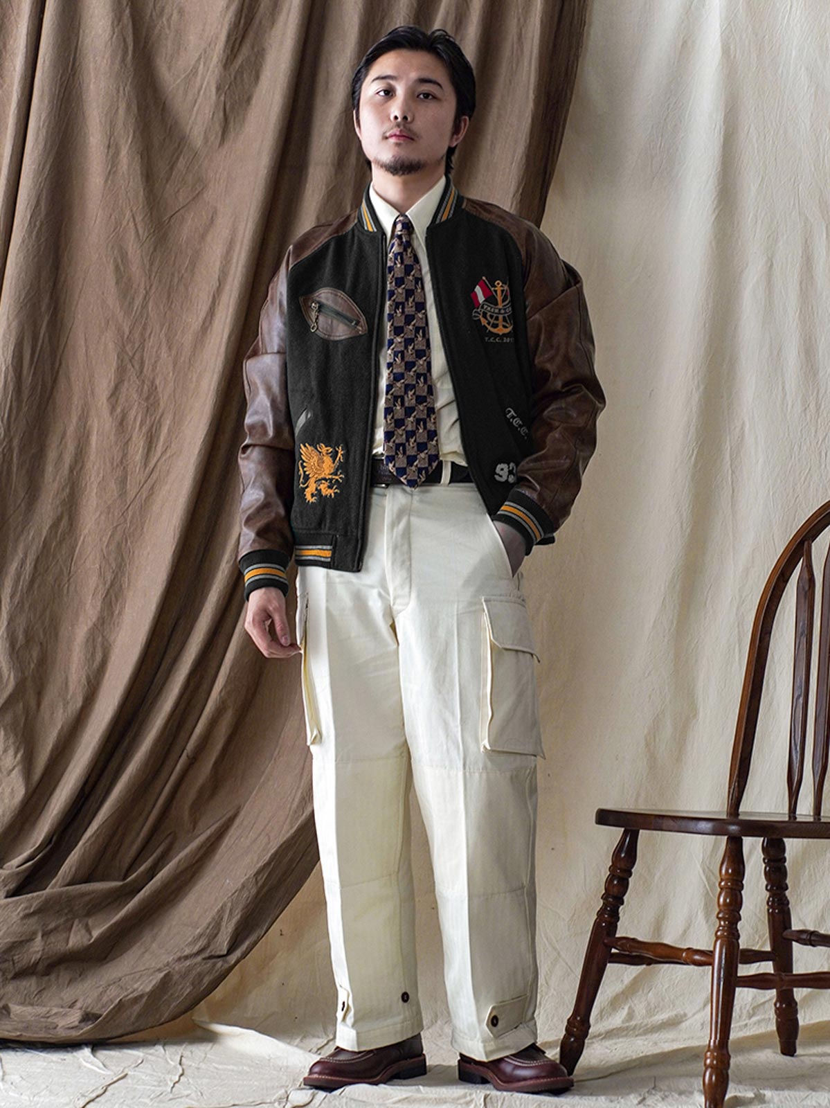 モデルがIVY常青藤ジャケットを着用し、ヴィンテージアカデミックスタイルとクラシックな魅力を表現。