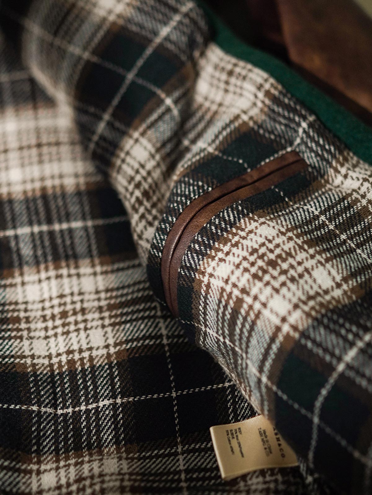 ジャケットのディテール。IDEAL社製銅製ジッパーとレザーの袖を示す。