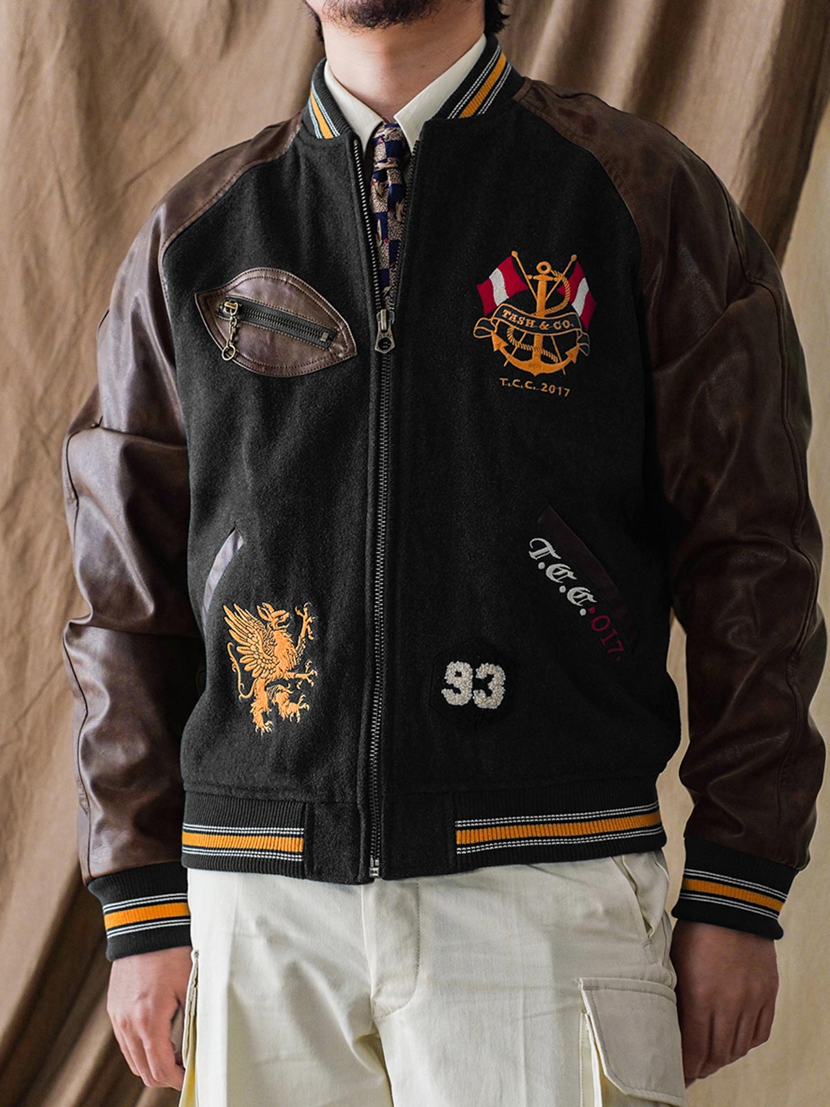 モデルがIVY常青藤ジャケットを着用し、ヴィンテージアカデミックスタイルとクラシックな魅力を表現。