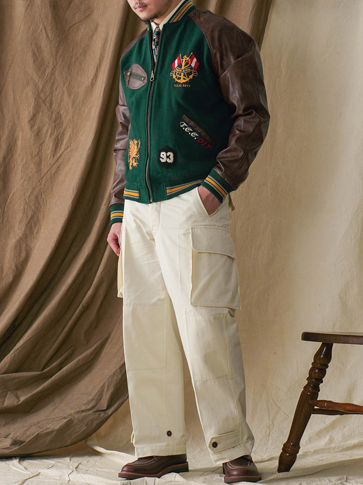 ジャケットのディテール。IDEAL社製銅製ジッパーとレザーの袖を示す。モデルがIVY常青藤ジャケットを着用し、ヴィンテージアカデミックスタイルとクラシックな魅力を表現。