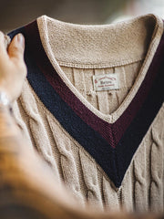 Vネック部分とケーブル編みディテール画像