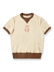 ベージュ地にブラウン刺繍のアイビーリーグ風ワッペンを配したヘビーウェイトコットンTシャツ
