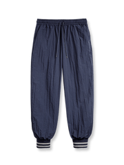 IVYスタイルとストリート感を融合させたストライプ入りジョガーパンツ