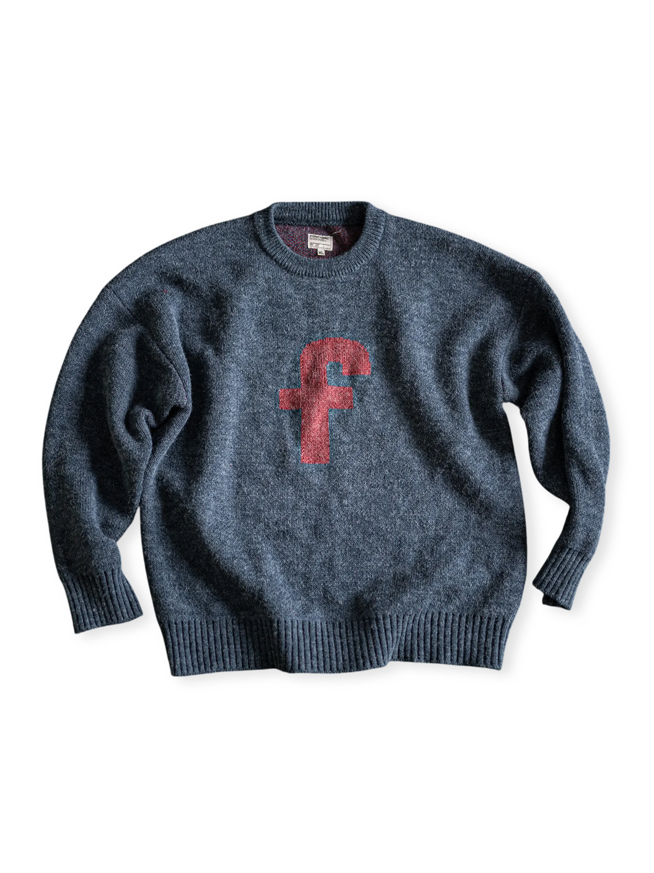 レターマンセーター着想の学院校風ニット。毛羽感と低彩度配色が特徴。落肩デザインで快適な着心地。