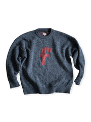 レターマンセーター着想の学院校風ニット。毛羽感と低彩度配色が特徴。落肩デザインで快適な着心地。