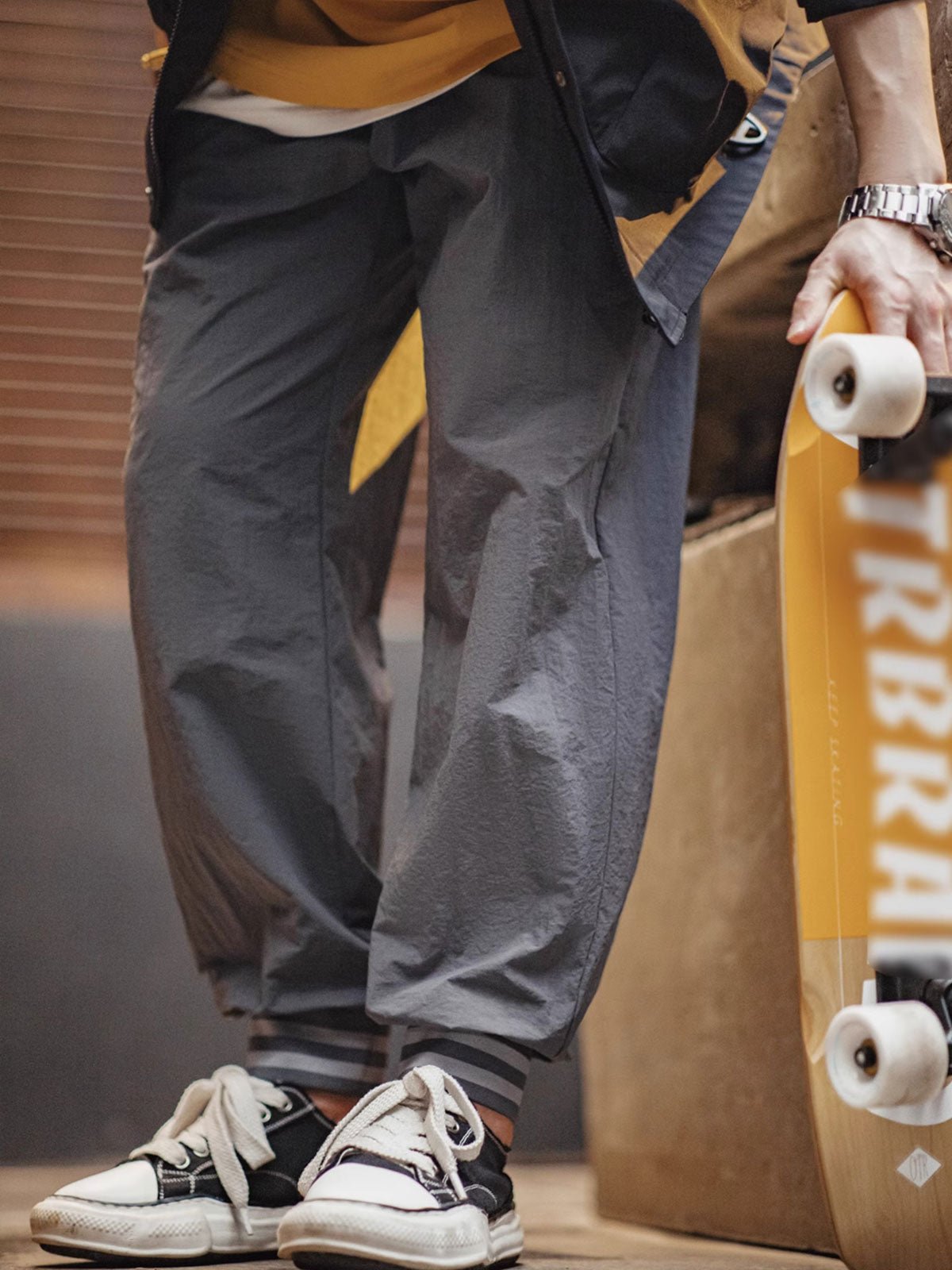 製品画像: IVYスタイルクレープストライプジョガーパンツ全体展示
詳細画像: ジョガーパンツの裾コントラストストライプデザインディテール