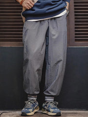 製品画像: IVYスタイルクレープストライプジョガーパンツ全体展示
詳細画像: ジョガーパンツの裾コントラストストライプデザインディテール