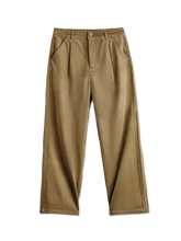 8ウェールのジャカード織りコーデュロイ素材を使用したワイドストレートパンツ。270g/m²のコットン100%で快適な履き心地。フロントプリーツと銅製ドーナツボタン、スラッシュポケットを備えたワークテイストデザイン。